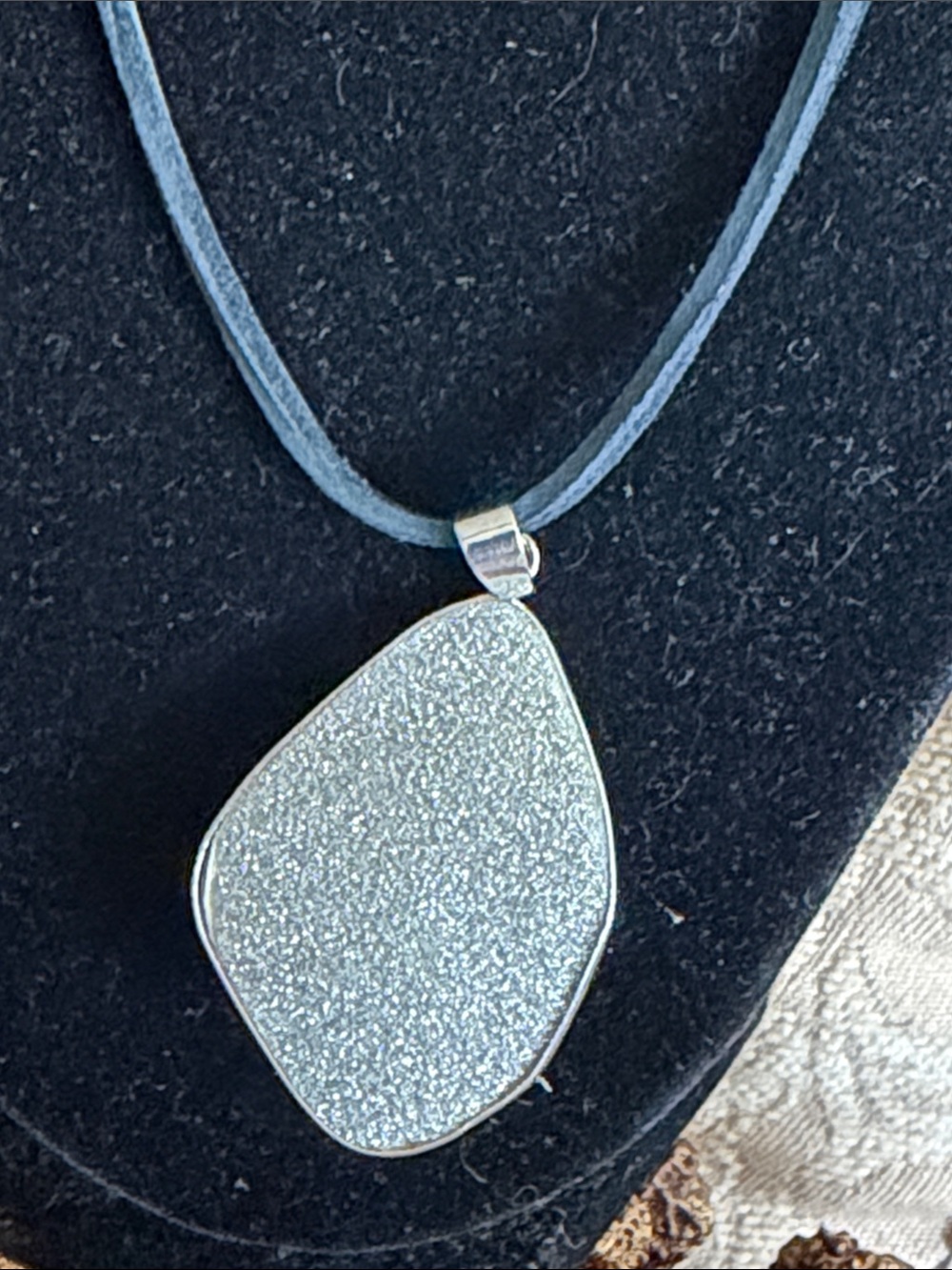 Baroque Style fresh water Pearl pendant on black leather cord - Picture 6 of 6